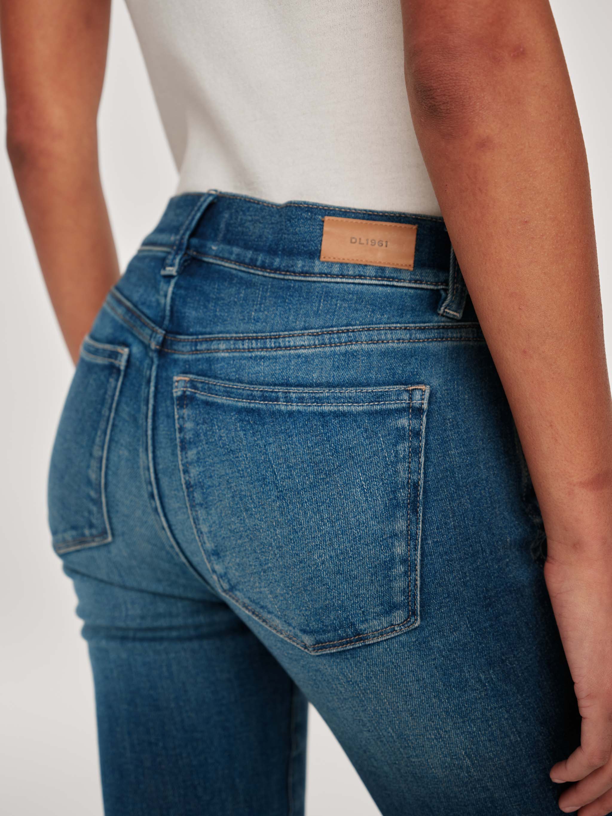 DL1961 - Mara Straight Jean -