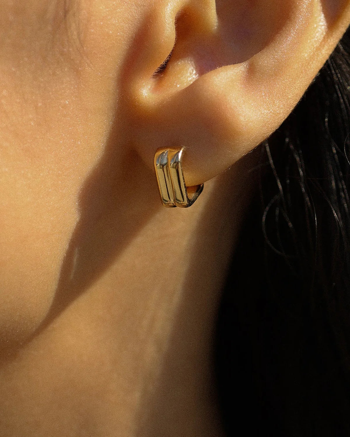 Leah Alexandra - Ribbed Hoops – Gold -