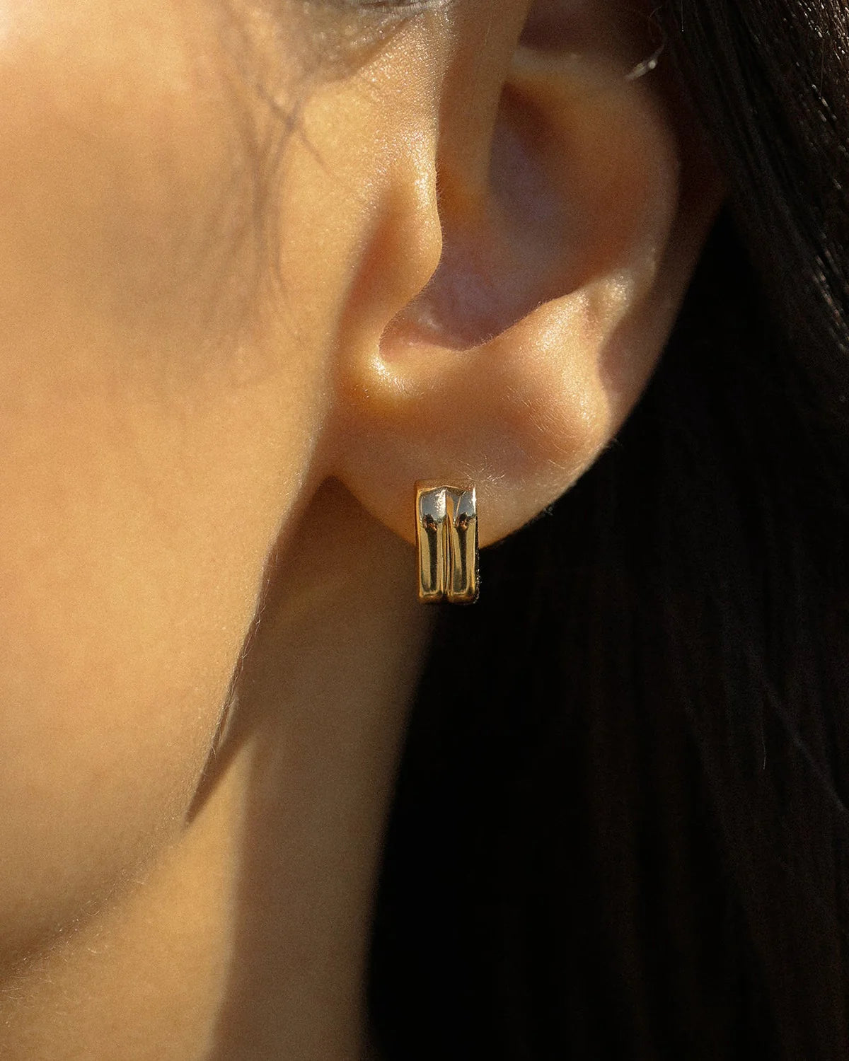 Leah Alexandra - Ribbed Hoops – Gold -