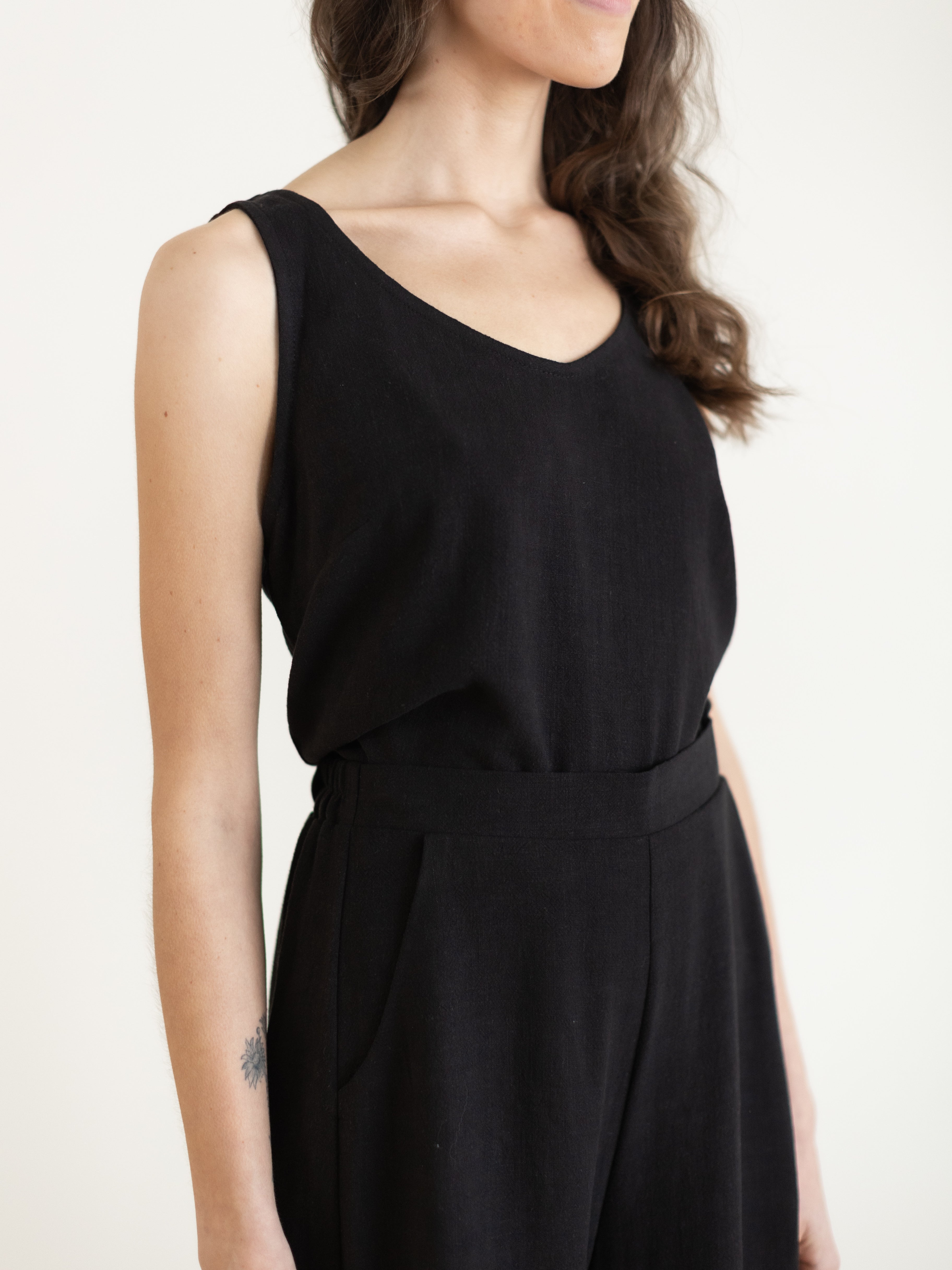 Sattva by Sarah - V Crop Tank - Black