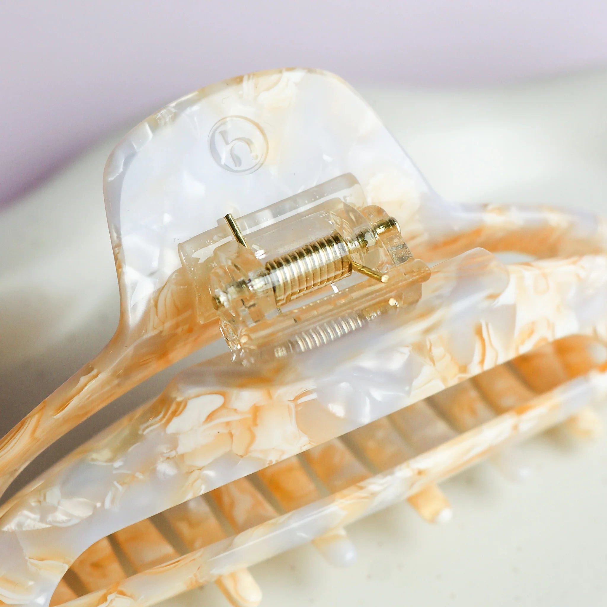 Horace - The Lydia Claw Clip – Pearly Beige -