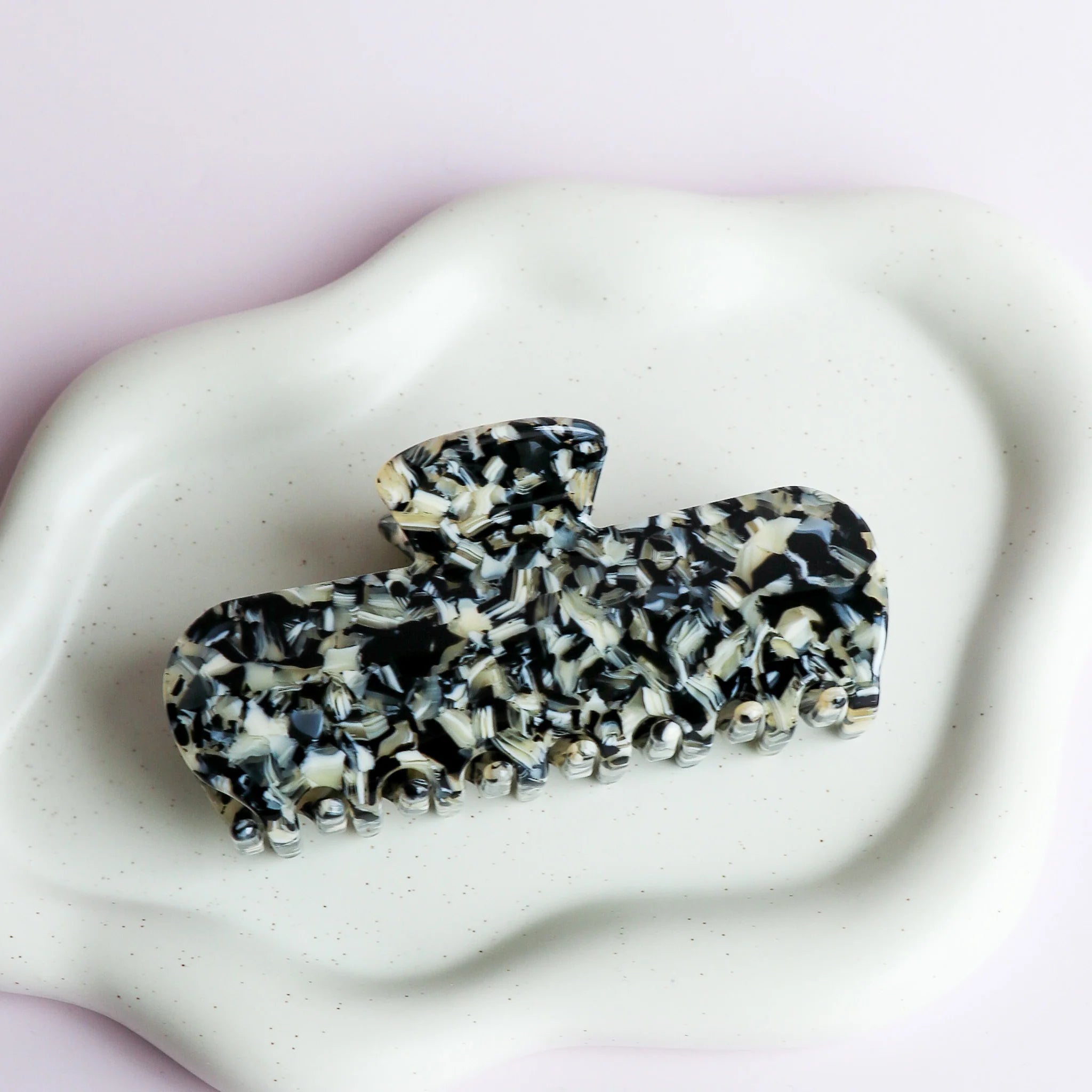 Horace - The Dalila Claw Clip – Black and Beige -
