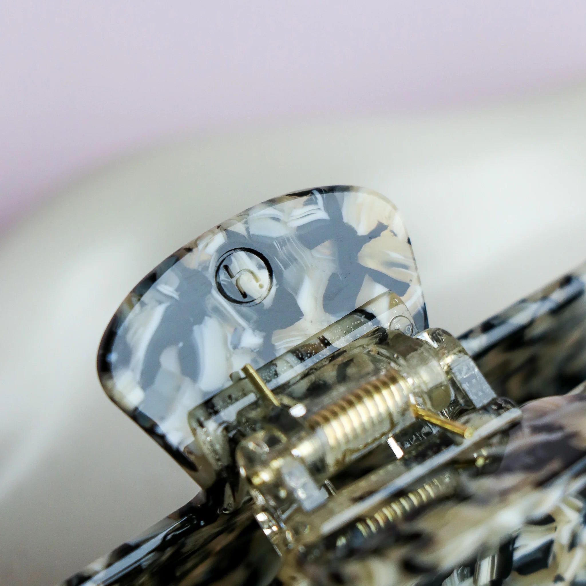 Horace - The Dalila Claw Clip – Black and Beige -
