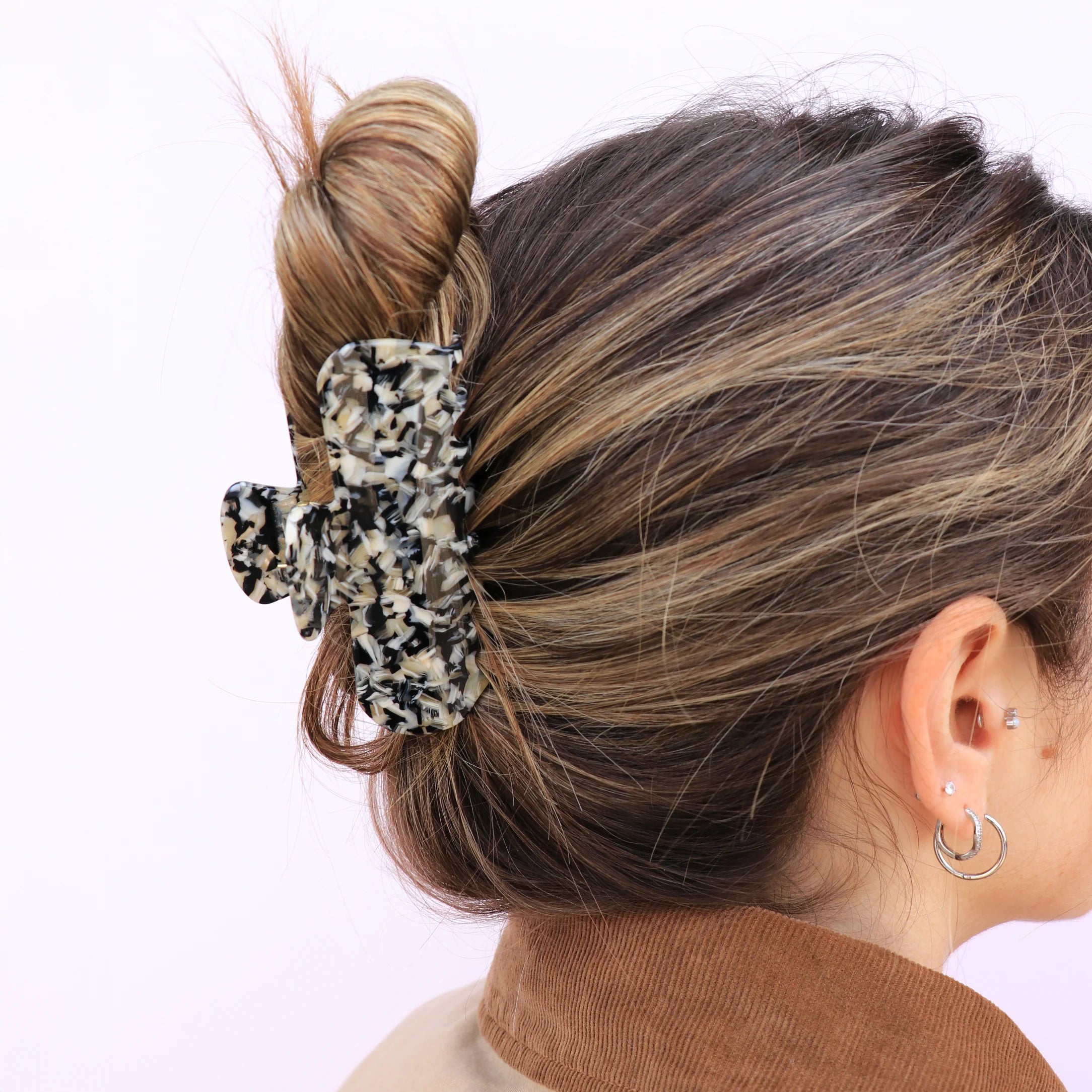Horace - The Dalila Claw Clip – Black and Beige -