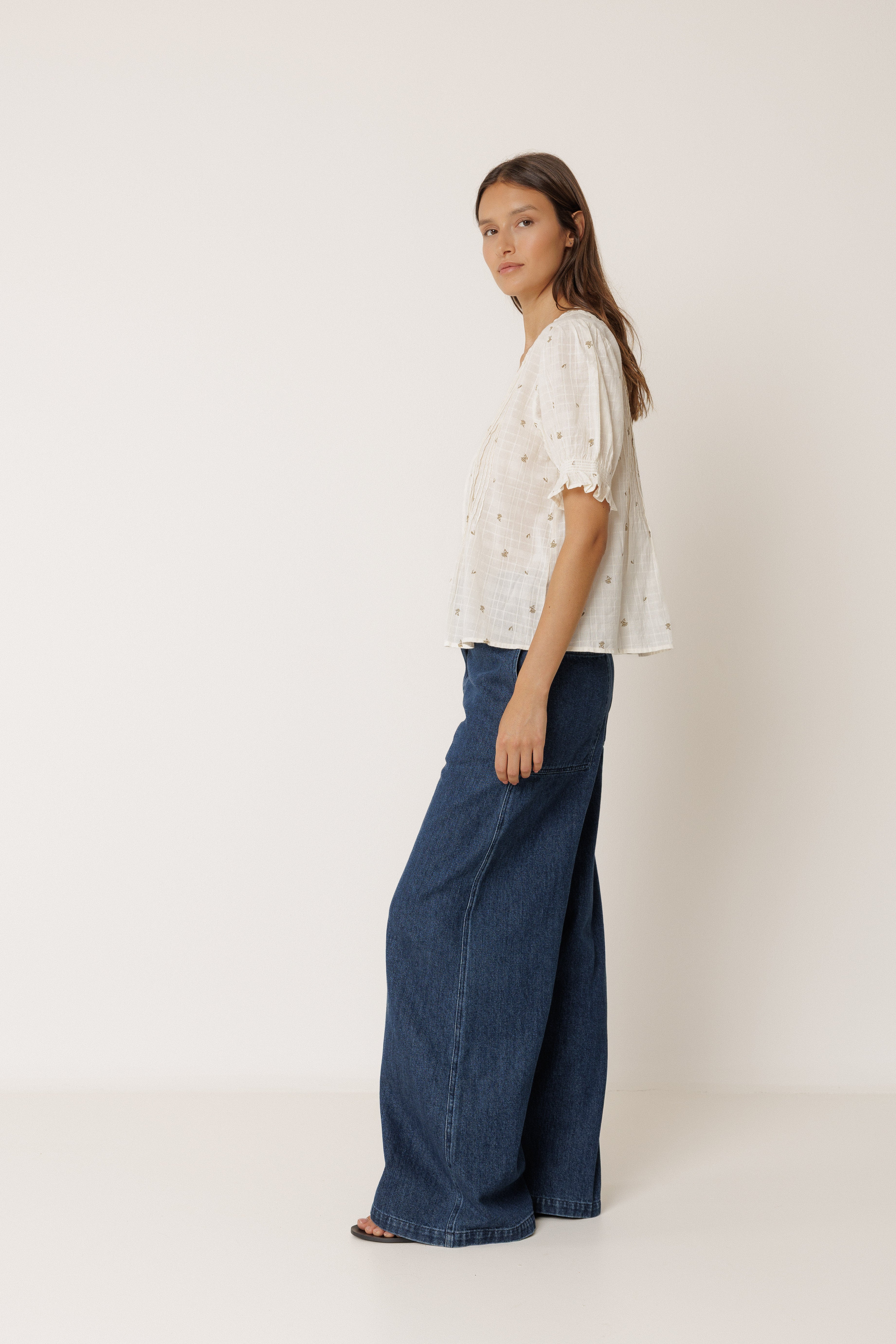 Indi & Cold - Short-Sleeved Elastic Shirt -
