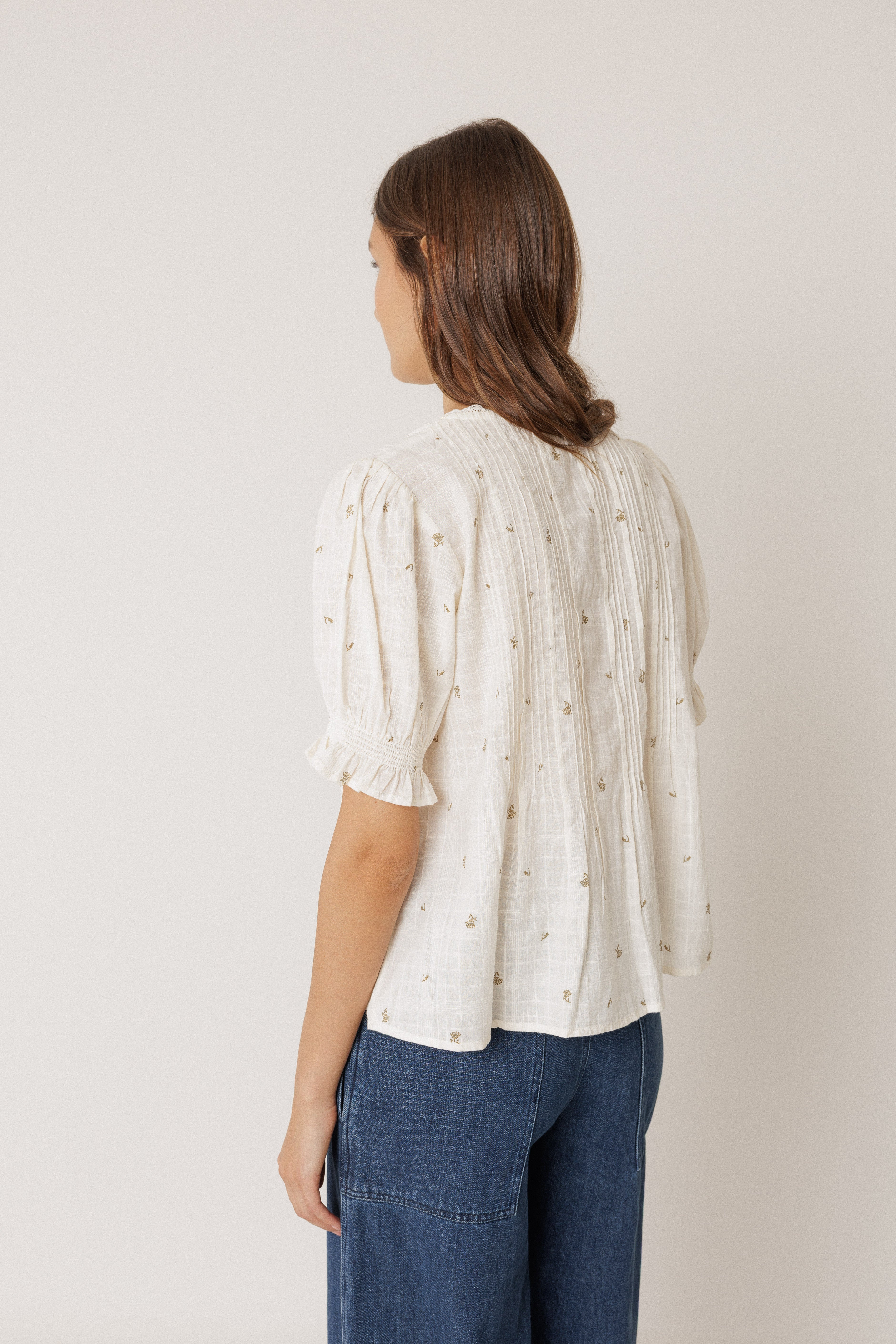 Indi & Cold - Short-Sleeved Elastic Shirt -