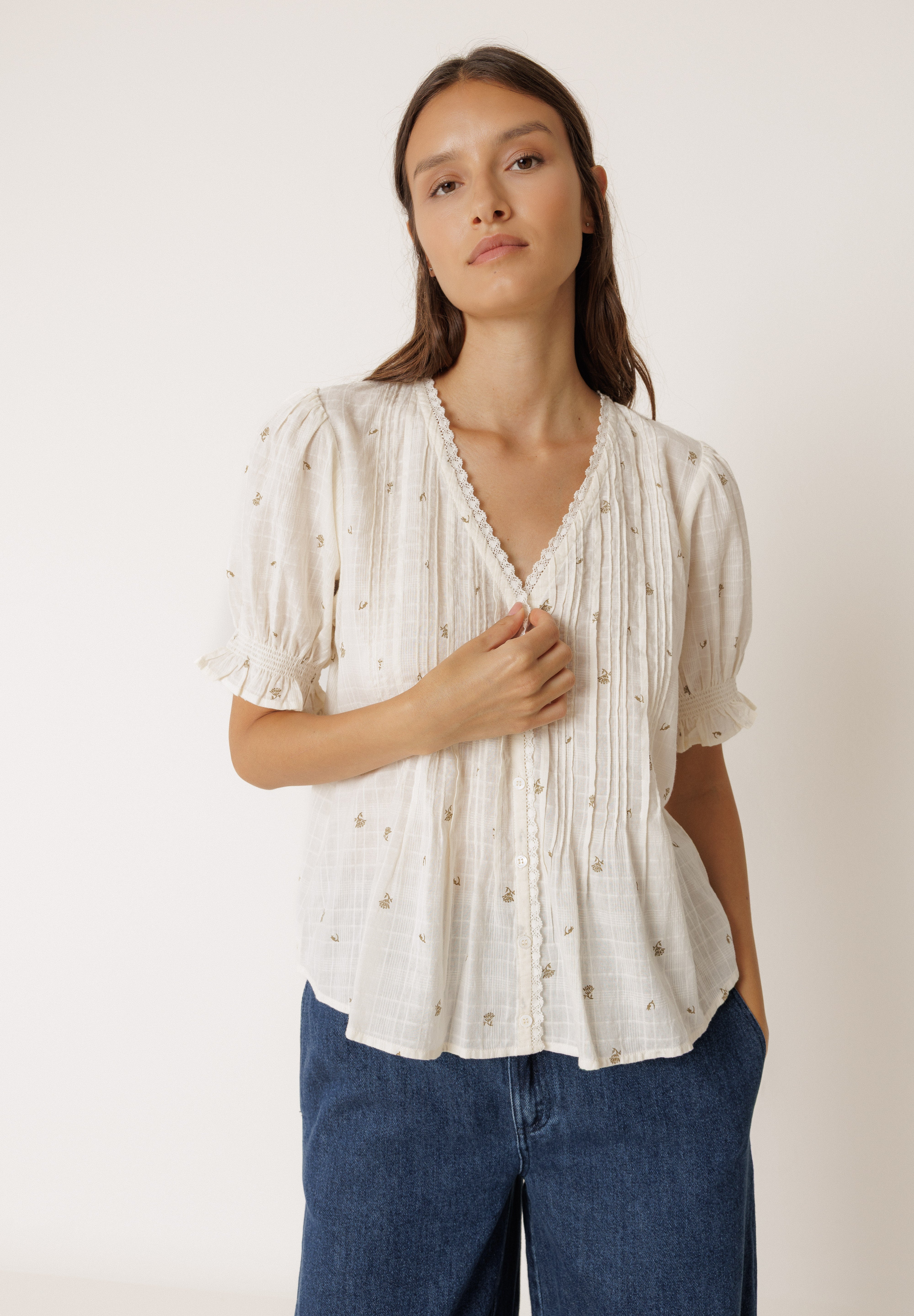 Indi & Cold - Short-Sleeved Elastic Shirt - Crudo