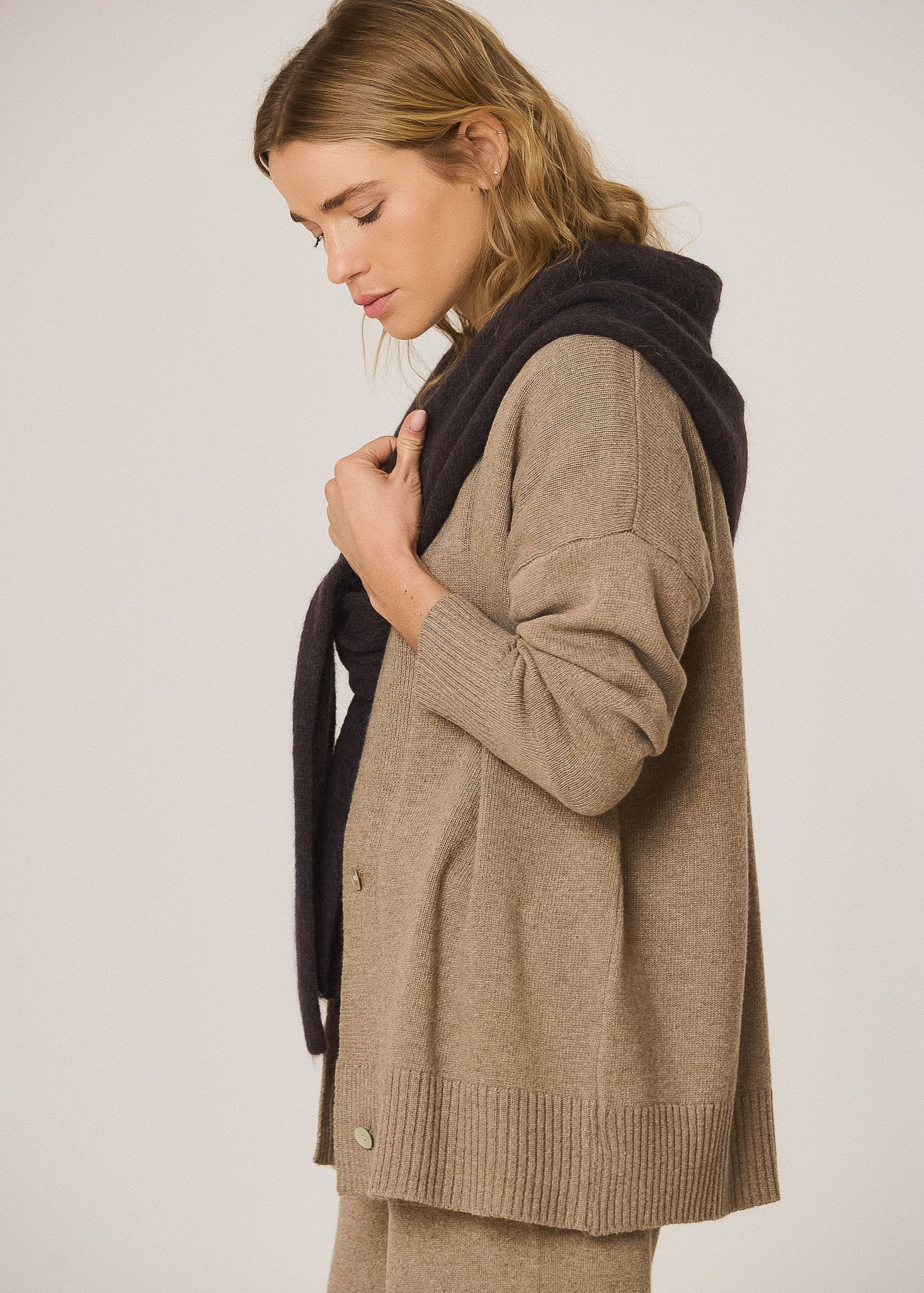 Indi & Cold - Indi&Cold Triangular Knitted Shawl Chocolate -