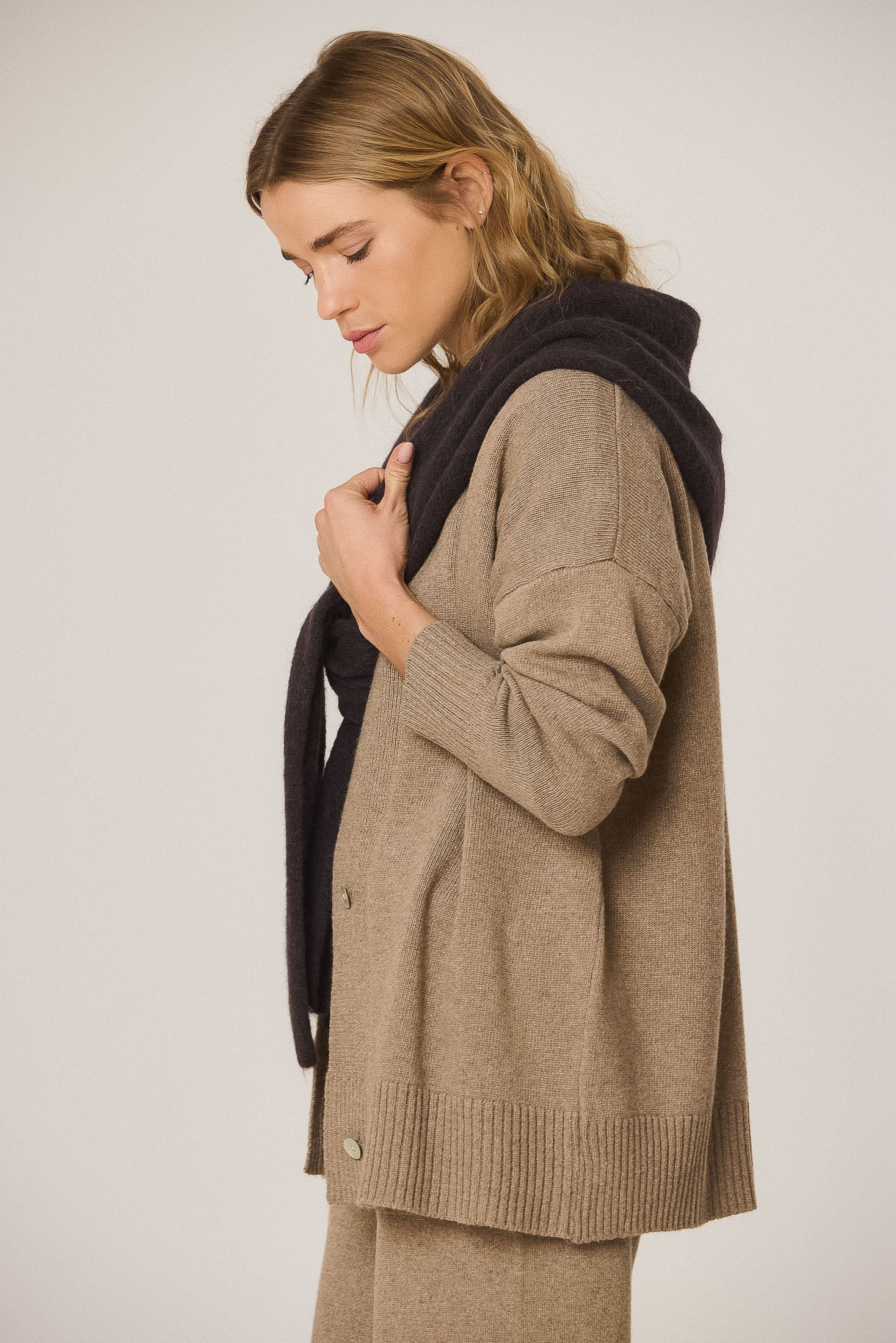 Indi & Cold - Triangular Knitted Shawl Chocolate -