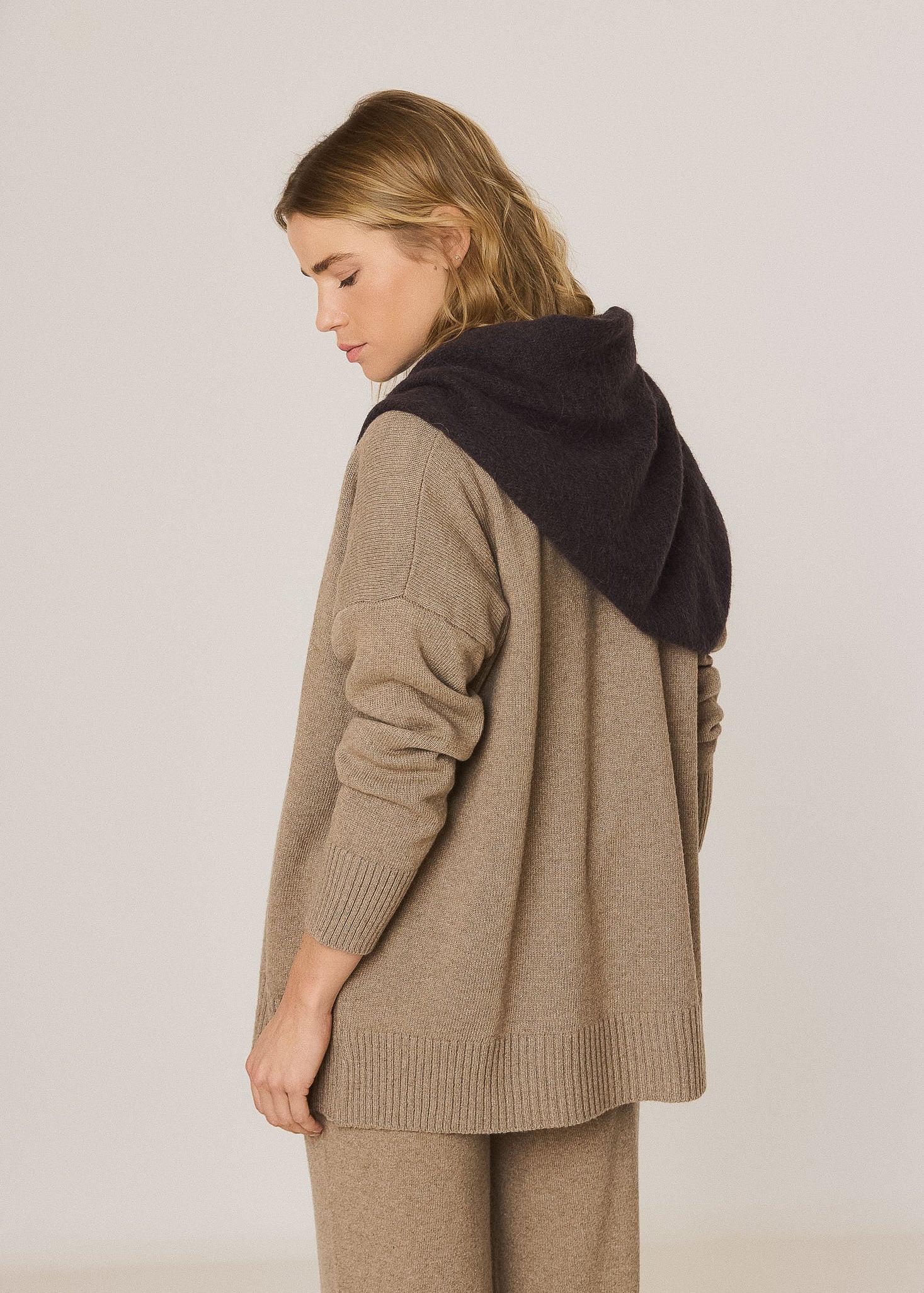 Indi & Cold - Indi&Cold Triangular Knitted Shawl Chocolate -