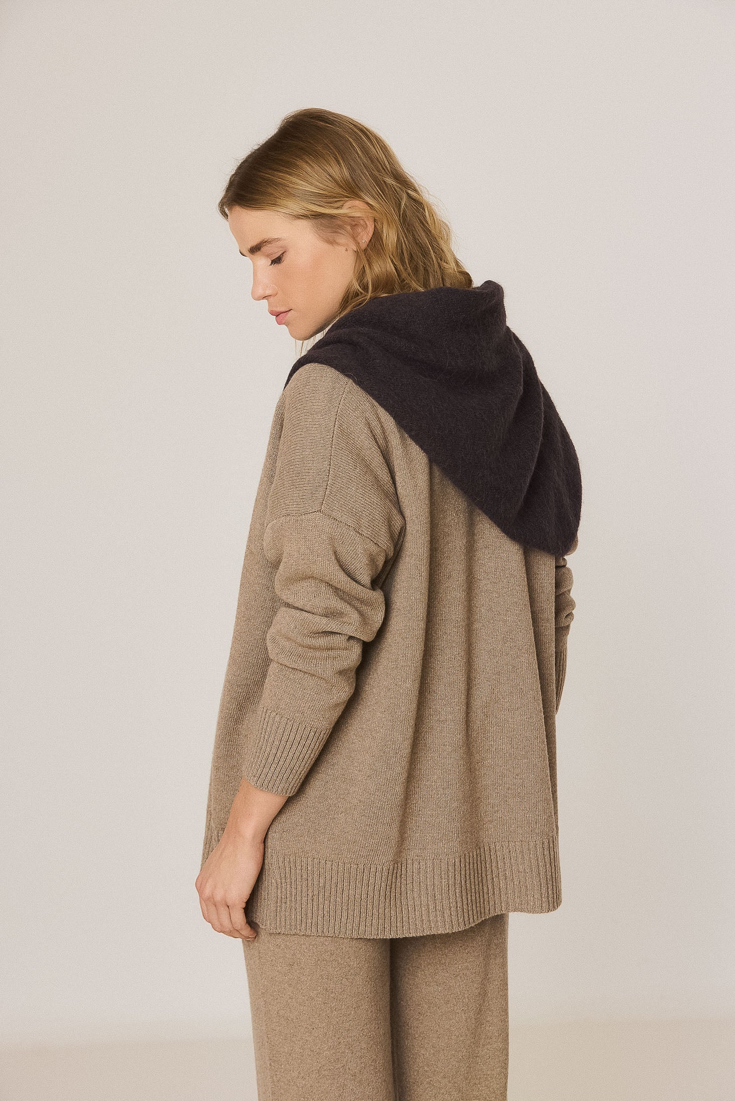 Indi & Cold - Triangular Knitted Shawl Chocolate -