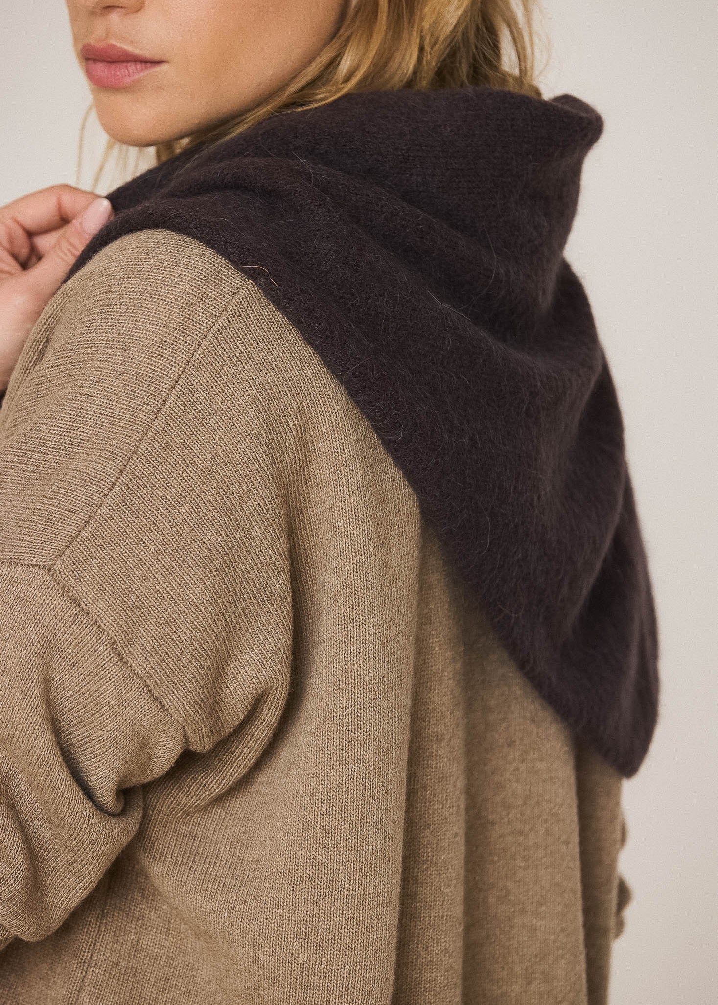 Indi & Cold - Indi&Cold Triangular Knitted Shawl Chocolate -