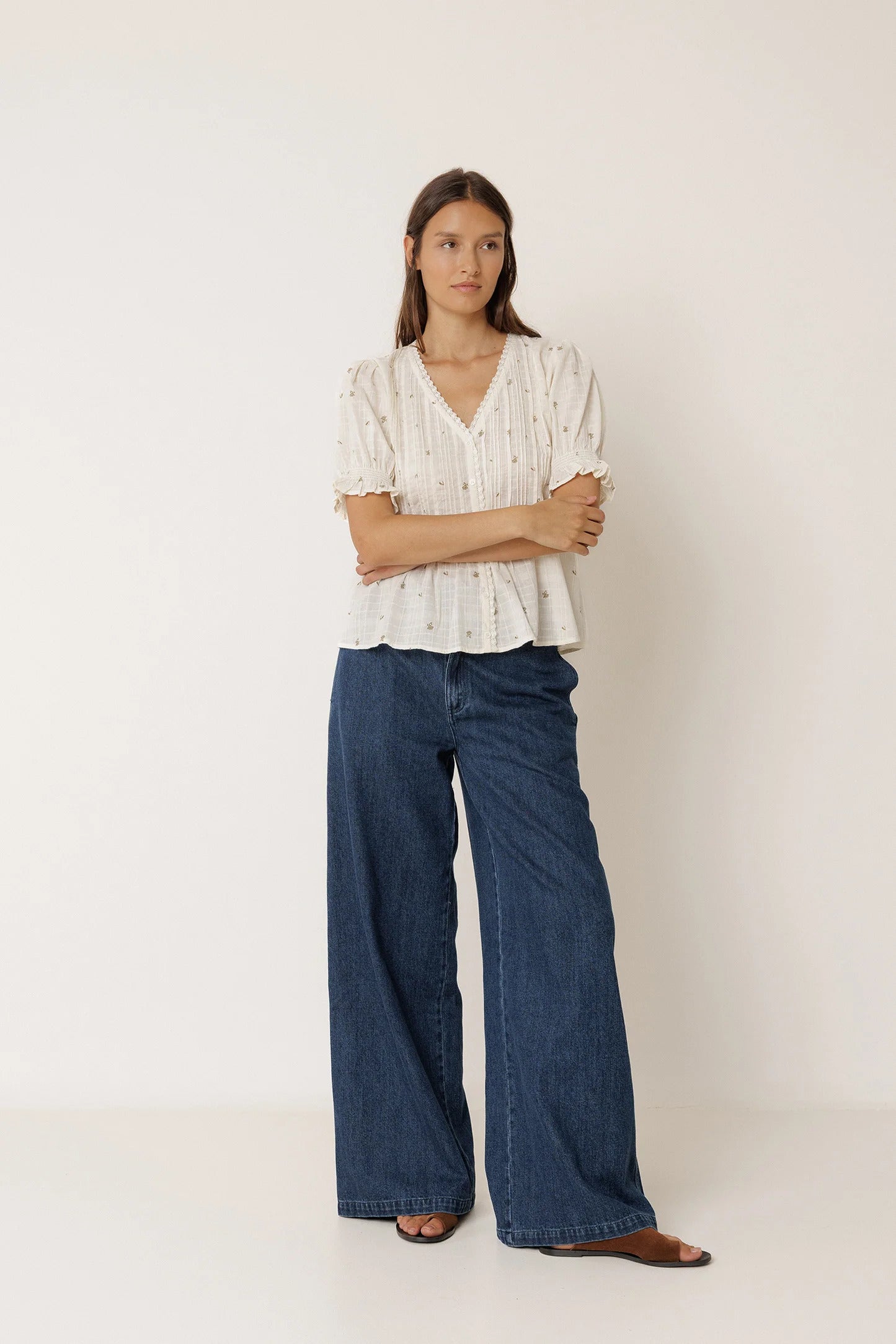 Indi & Cold - Short-Sleeved Elastic Shirt -